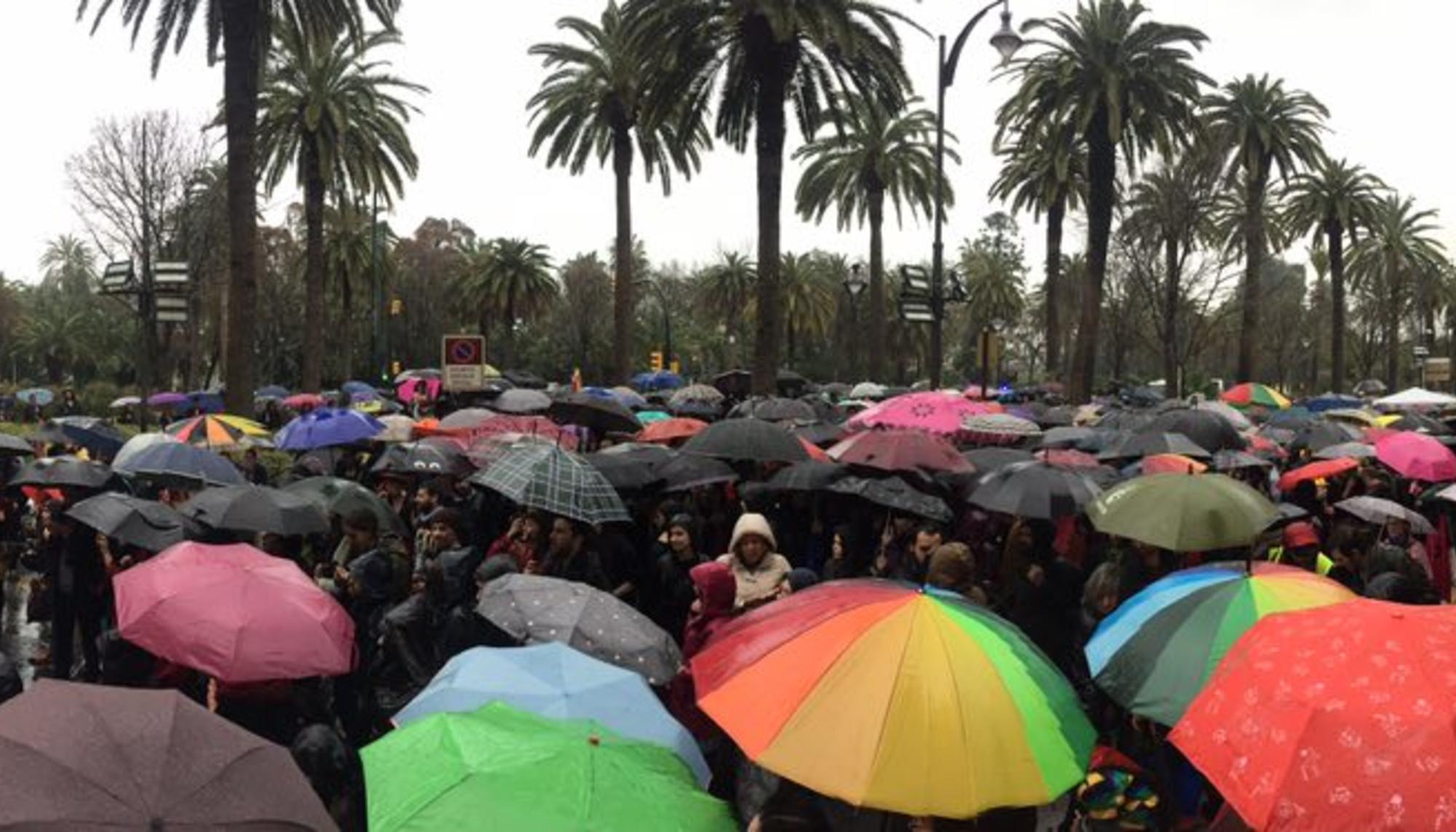 La invisible bajo lluvia